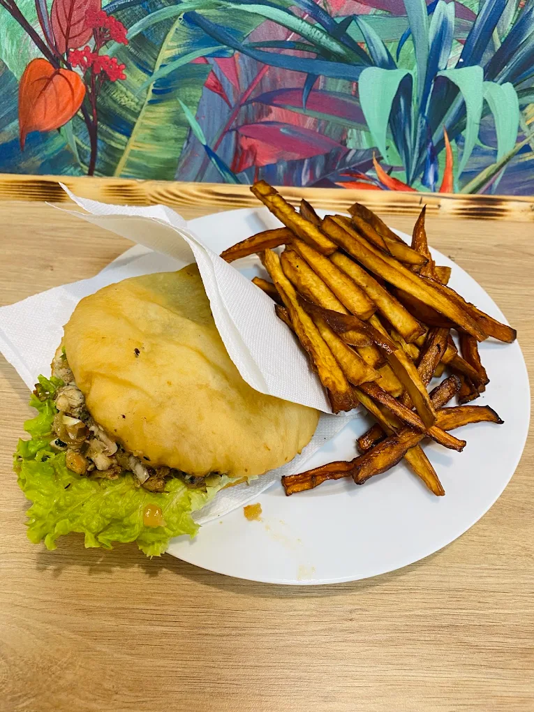 Un bokit du Mango servi avec des frites de patate douce